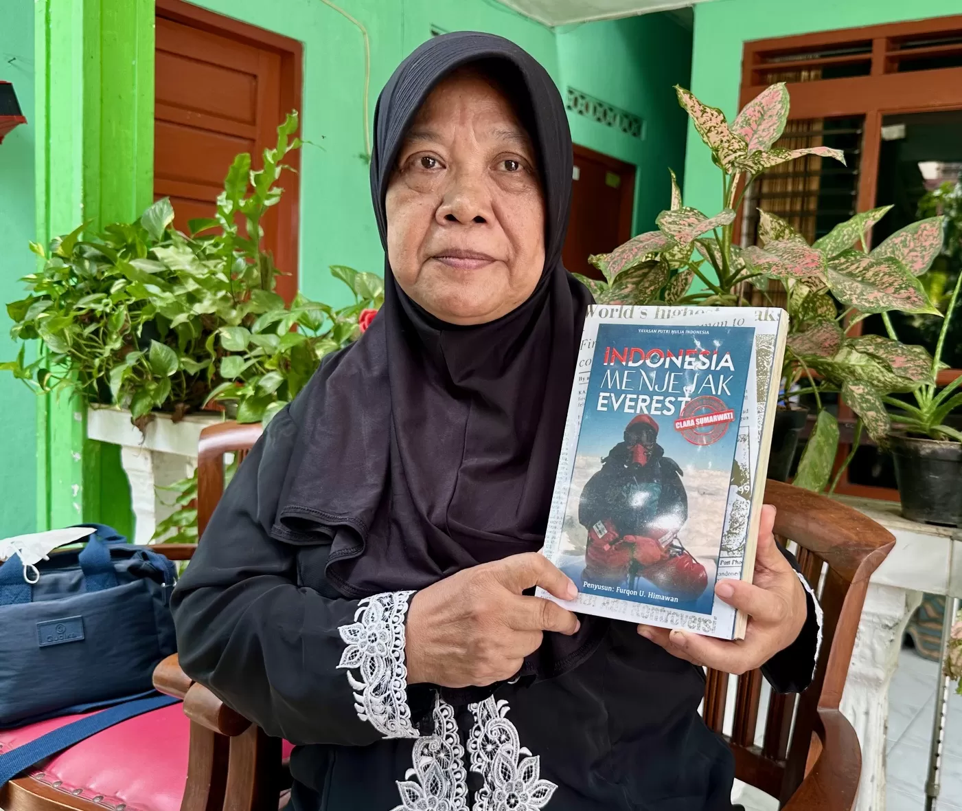Rita Heru, kakak Clara Sumarwati menunjukkan buku cerita perjalanan sang adik ke Everest (Harminanto) 