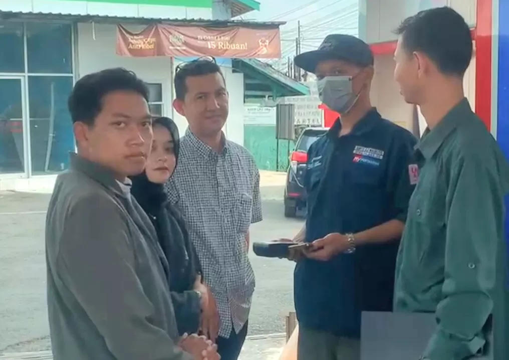  Tim UNJAYA melaksanakan kegiatan pencegahan kejahatan digital di SPBU.    (istimewa)