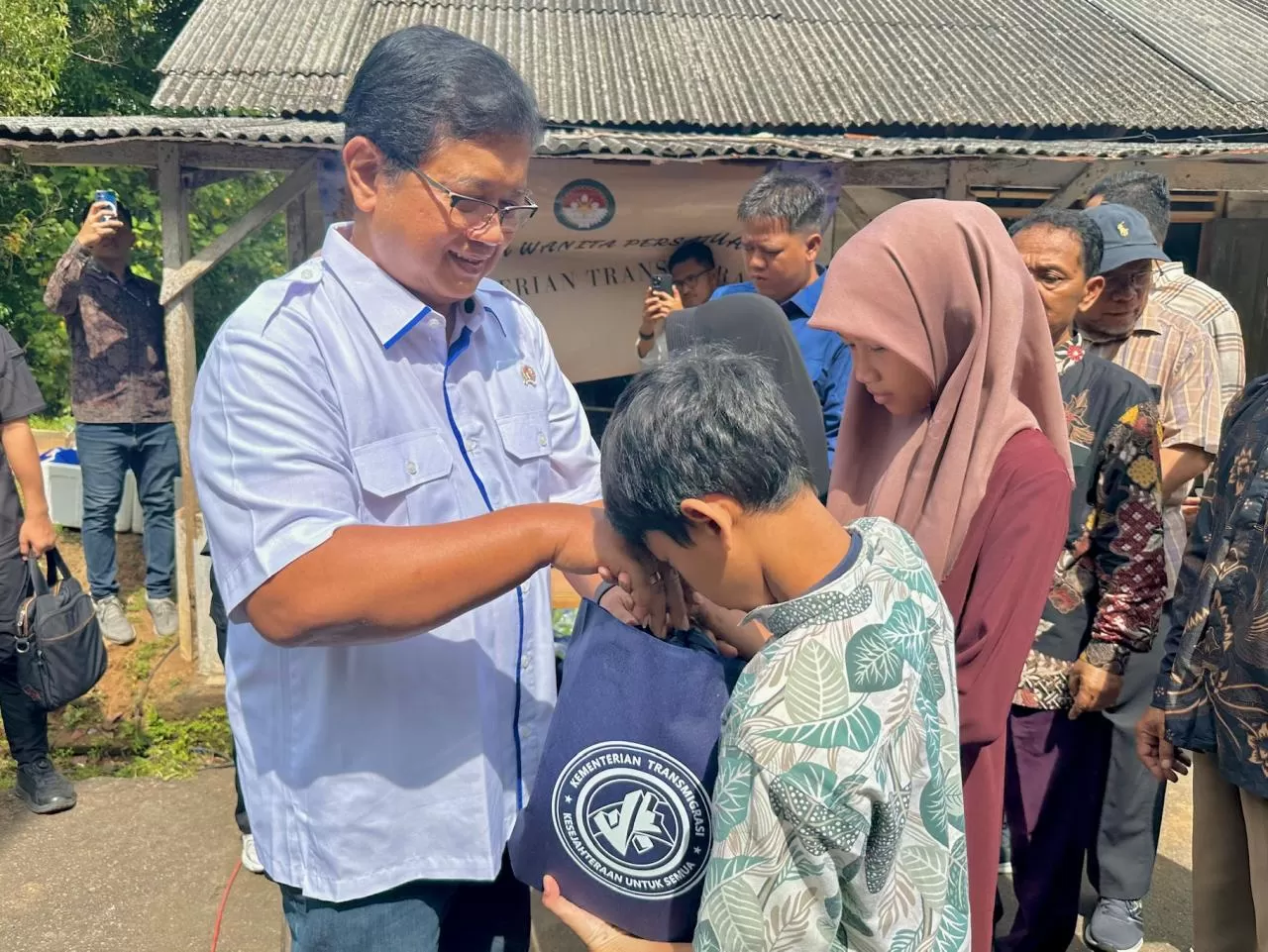 Wamentrans berikan bantuan bagi anak-anak transmigran lokal di Karangtengah Imogiri Bantul (Harminanto)    ((Harminanto))
