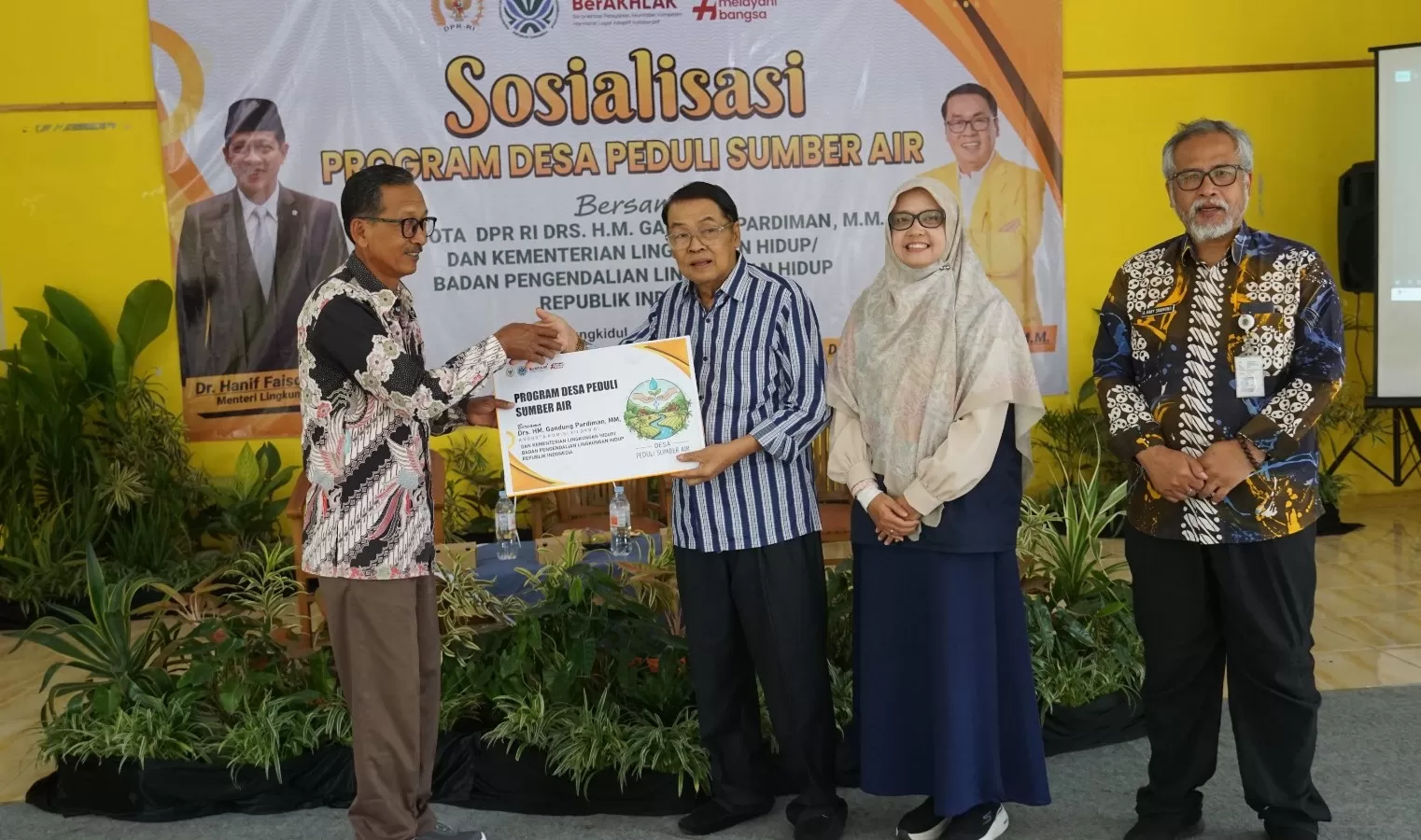 HM Gandung Pardiman MM serahkan bantuan.    (Dedy EW)