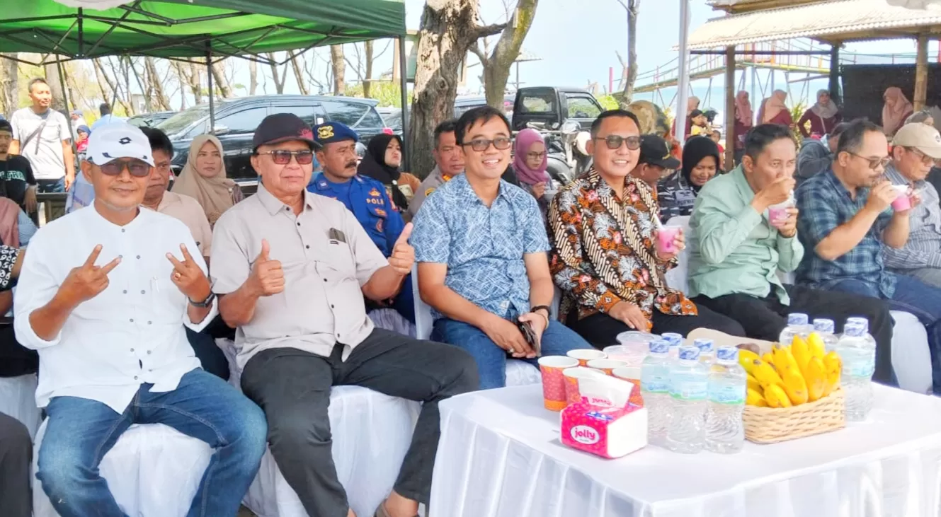 Anggota Komisi B DPRD Bantul,  Jumirin (kiri) dalam acara di Pantai Tanggul Tirto.  (Sukro Riyadi)