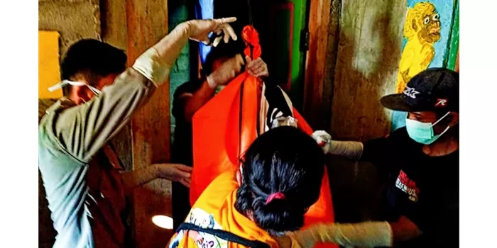 Evakuasi korban bunuh diri di Imogiri Bantul. (Judiman) 