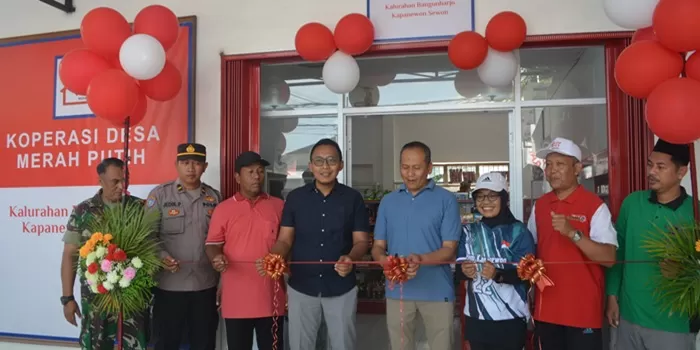 Peresmian KDMP Bangunharjo, Sewon Bantul  ditandai penguntingan pita oleh Kadis  Koperasi, UKM, Perindustrian & Perdagangan Bantul, disaksikan Hartini, Nurhidayat, Afif Thosin dan tamu undangan. 