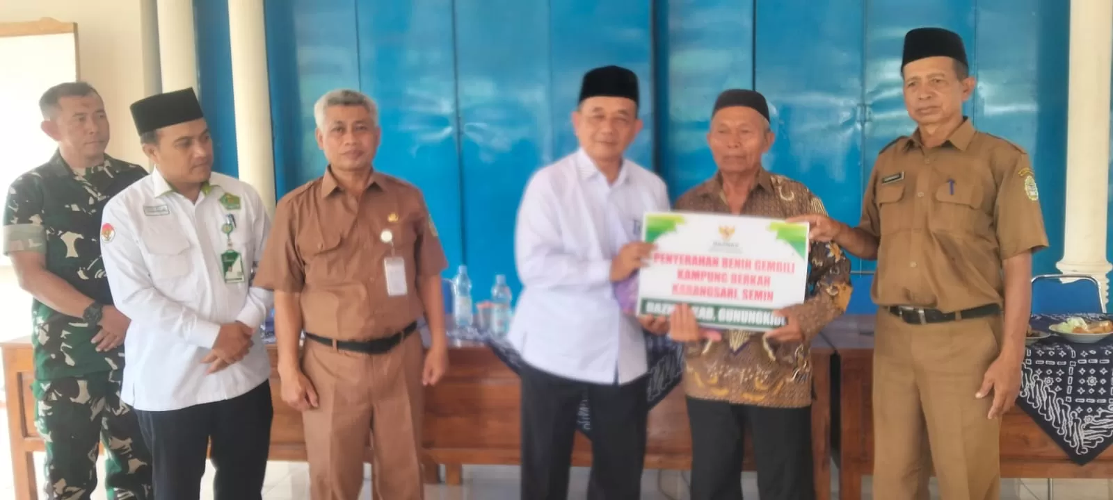Ketua BAZNAS Gunungkidul Drs H Mustangid secara simbolis menyerahkan bantuan bibit gembili untuk petani Karangsari Semin. (Foto: Istimewa)  