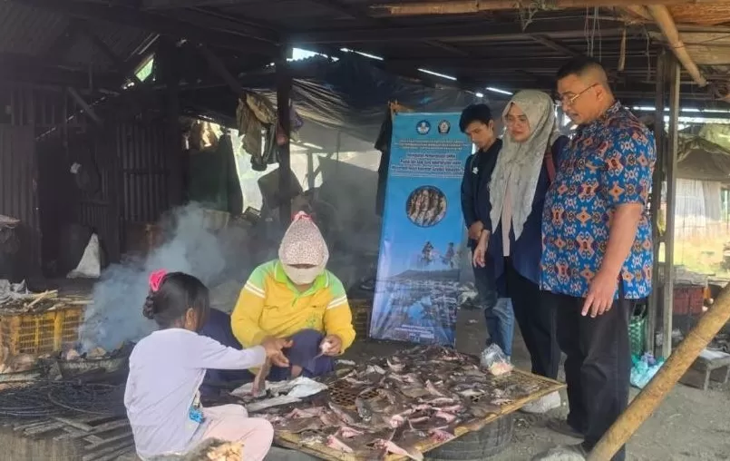 Foto-Tim Dosen SV Undip memberikan pendampingan pada UKM Asap Ibu Nok di Tegal  