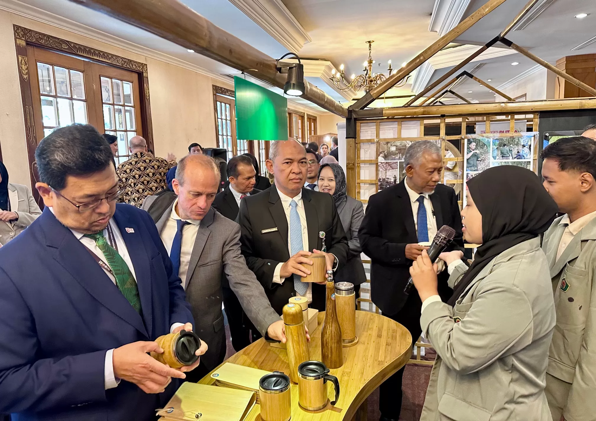 Delegasi WOBIC 2025 saat melihat olahan bambu dari mahasiswa INSTIPER Yogyakarta (Harminanto)