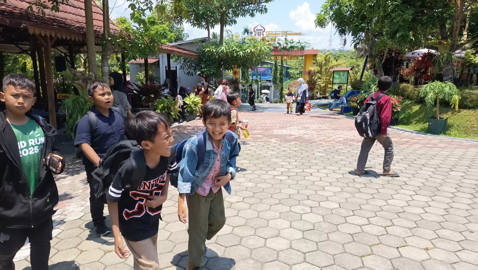  Pengunjung dari siswa sekolah berada di kawasan agrowisata Telaga Kusuma Water Park (foto:Abdul Alim) 