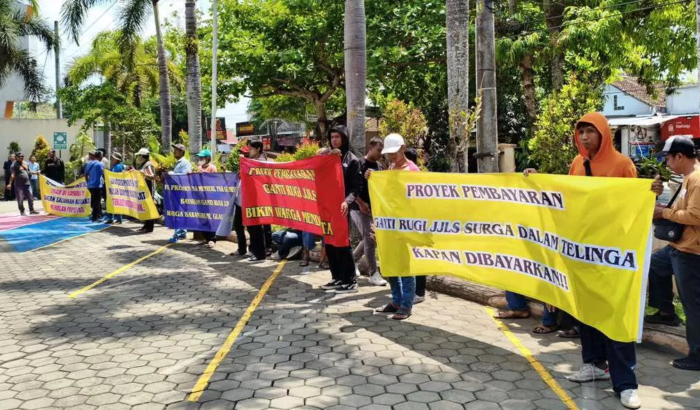 Para warga terdampak JJLS menggelar aksi damai di Kantor BPN Kulonprogo, Kalurahan Pengasih, Kapanewon Pengasih, Kulonprogo, DIY, Kamis (9/10). (Asrul Sani)