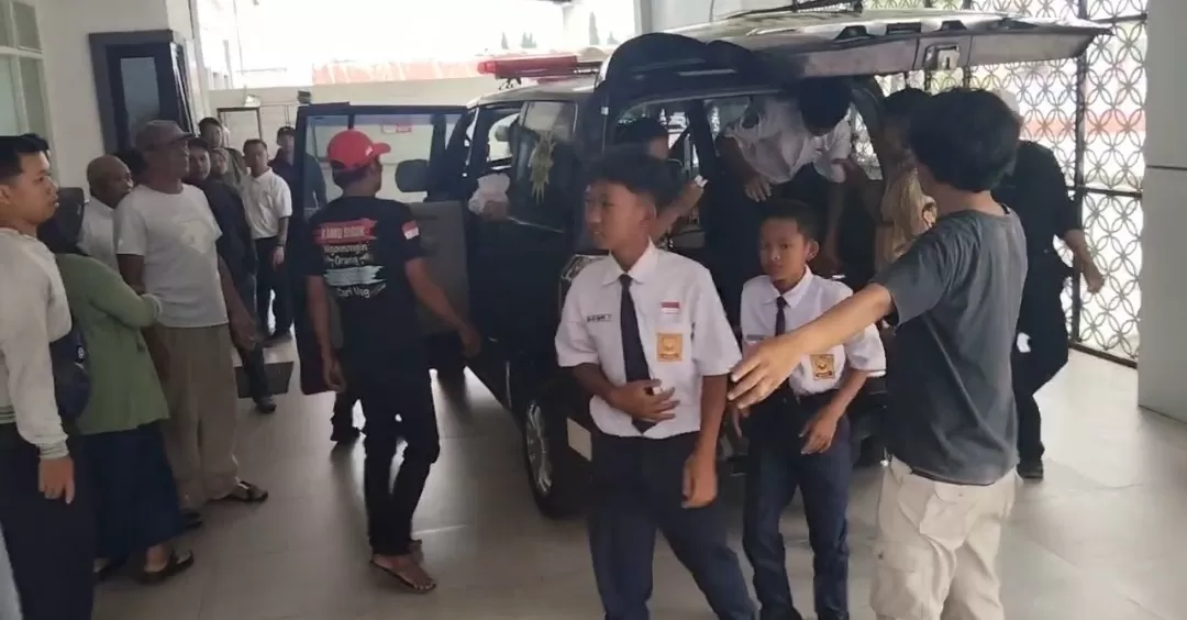 Korban keracunan dibawa ke Puskesmas Tawangmangu (foto:Abdul Alim) 