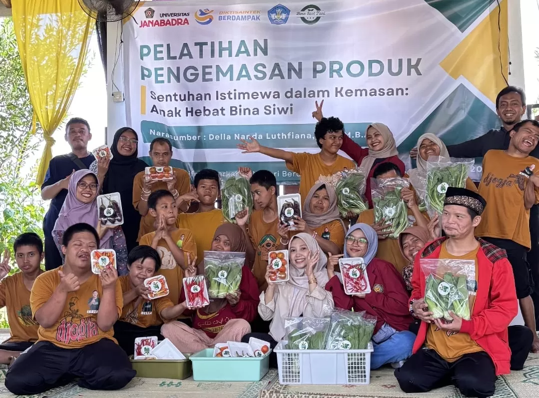 Foto: Tim pengabdian UJB bersama anggota Kelompok Disabilitas Bina Siwi dalam kegiatan pelatihan. (Istimewa)