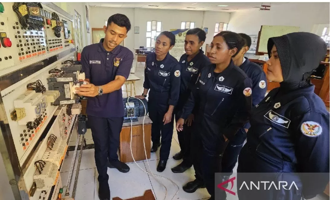   Salah satu pengajar saat menjelaskan rangkaian dan cara kerja 3 phase kepada para mahasiswa bertempat di Laboratorium listrik Poltekbang Jayapura, Kota Jayapura, Papua, Jumat (1/8). ( (ANTARA/Qadri Pr)