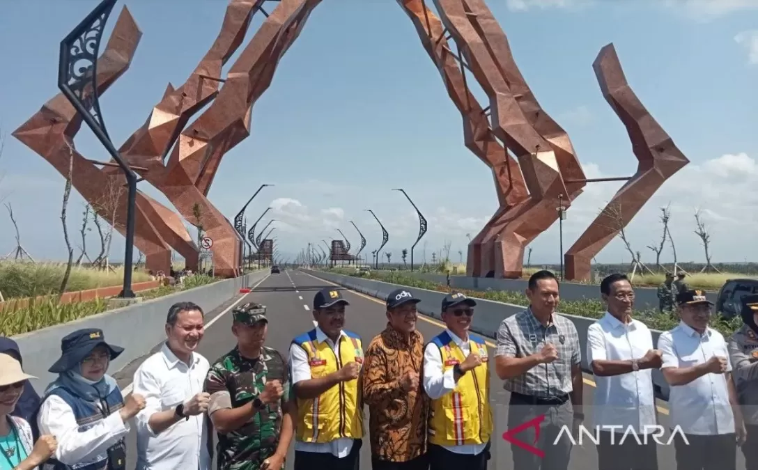 Menteri Koordinator Bidang Infrastruktur dan Pembangunan Kewilayahan Agus Harimurti Yudhoyono dan Gubernur DIY, dan Bupati Bantul berfoto dengan latar belakang ikon Jembatan Pandansimo di Kabupaten Ba ((ANTARA/Hery Sidik))