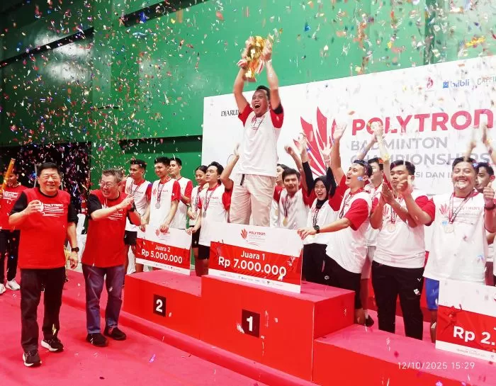 Tim Pegadaian yang keluar sebagai juara umum kejuaraan bulu tangkis antar instansi  mengangkat Piala bergilir. (Foto: Sukaryono) 