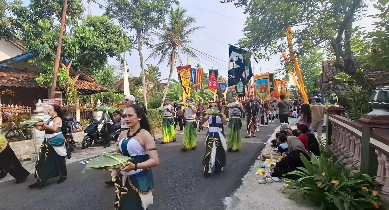Peserta festival menuju lapangan Logandeng dari Pasar Siyono Playen. (Dedy EW)