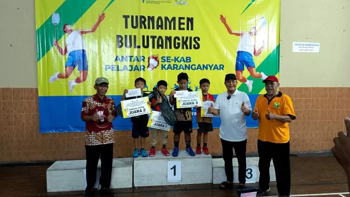 Ketua PBVSI Karanganyar Juliyatmono menyerahkan medali dan hadiah ke pemenang Juliyatmono Cup (foto:Abdul Alim)  