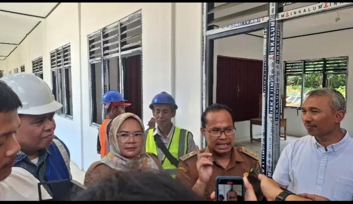 Saryadi (topi putih rompi biru) menjawab pertanyaan pewarta dalam kunjungan kerja pengecekan pembangunan gedung SMK Negeri Cibongo di Subang, Jawa Barat, Senin (13/10/2025).  (Rini Suryati)