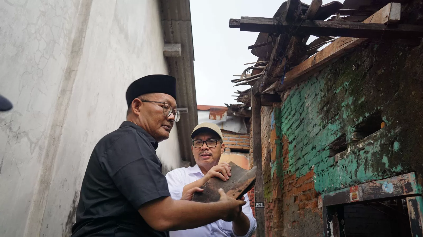 Ketua DPRD Kota Yogya turut membersamai Walikota Yogya dalam setiap kegiatan bedah rumah. (Istimewa)