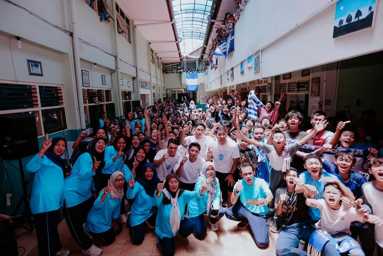 Para pemain PSS berfoto bersama siswa SMPN 13 Yogyakarta (Ist)