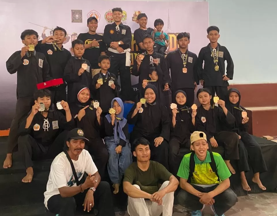 Para Atlit peroleh Medali dan Tim Pelatih,  serta Official Tim di Acara Penutupan, Minggu (12/10). Foto Istimewa) 