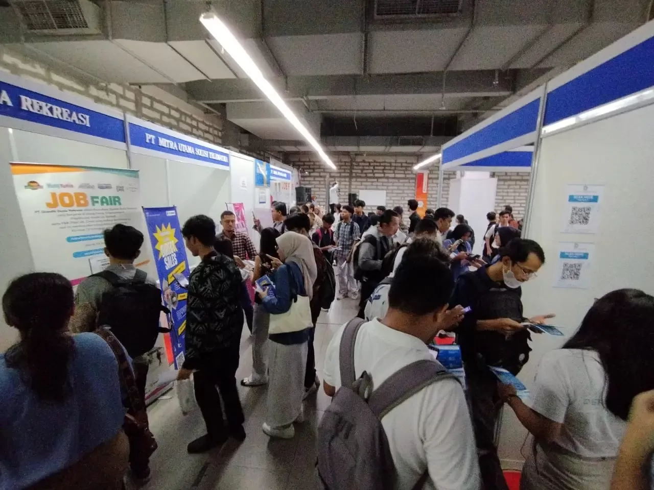  Peserta mencari informasi pekerjaan (Foto: JD 01/Diskominfo Depok