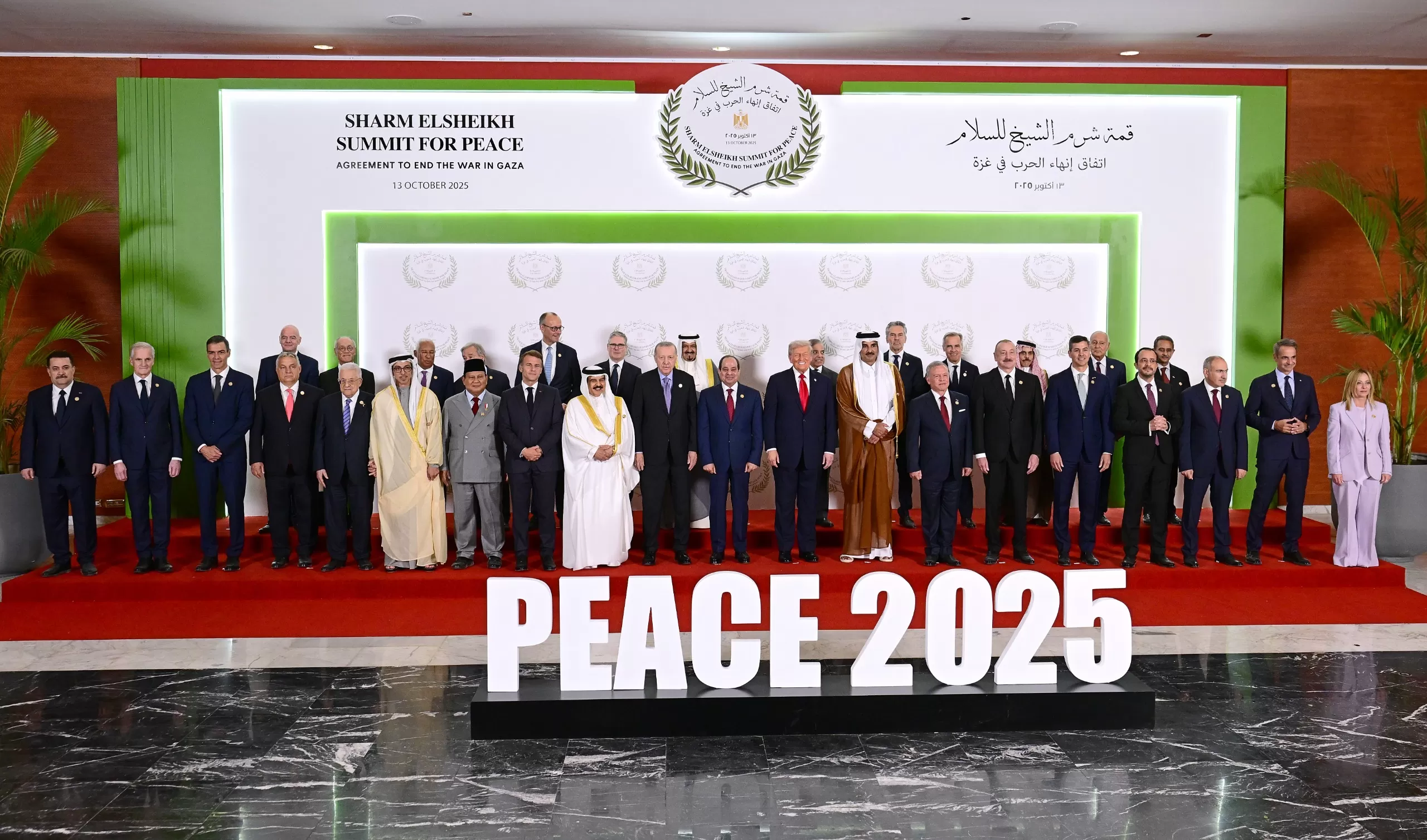 Presiden RI, Prabowo Subianto di tengah para kepala negara dan pemerintahan peserta KTT Perdamaian Gaza. (Foto Badan Komunikasi Pemerintah)