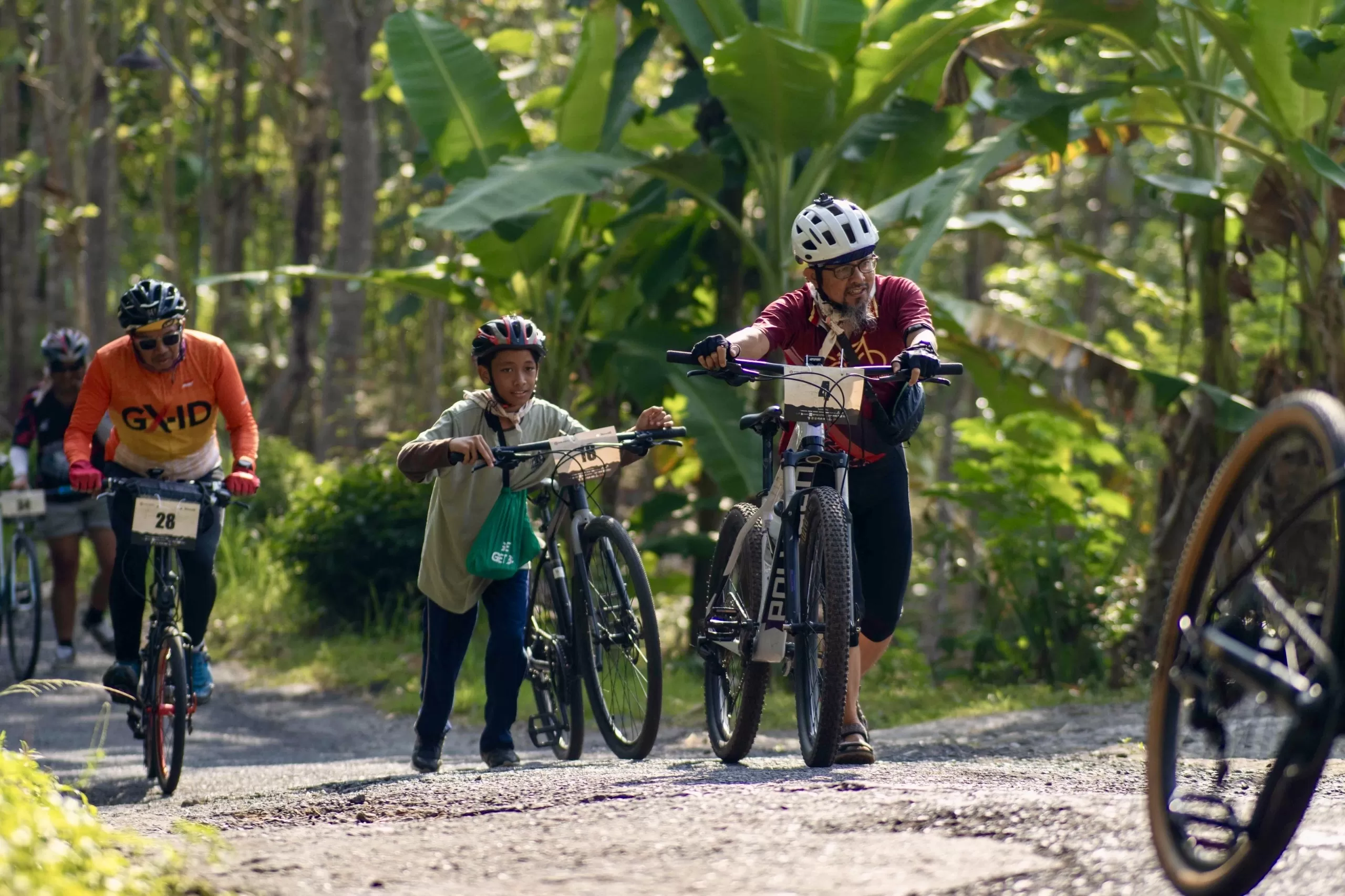 Para pesepeda menaklukkan bentang alam di Tinalah (Ist)