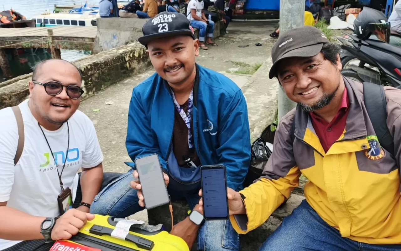 Para pekerja mengunduh dan memanfaatkan aplikasi JMO (Ist)