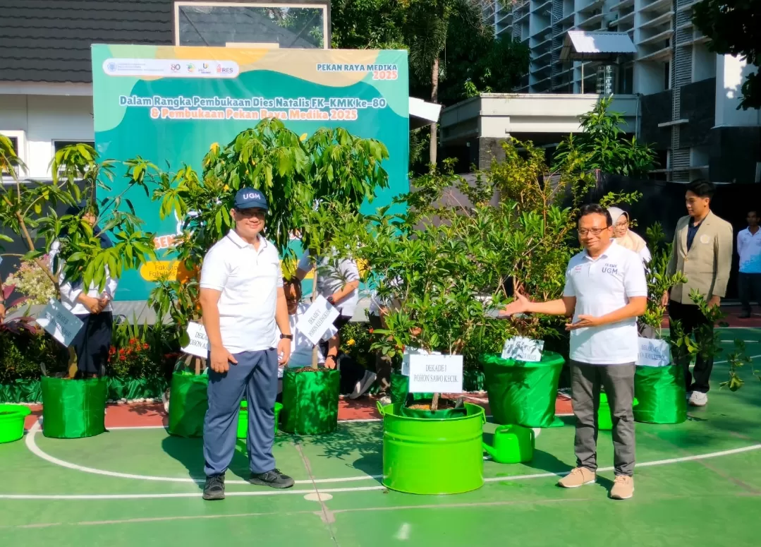  Penanaman pohon menandai pembukaan Dies Natalis ke-80 FK-KMK UGM dan Pekan Raya Medika 2025. (Devid Permana)