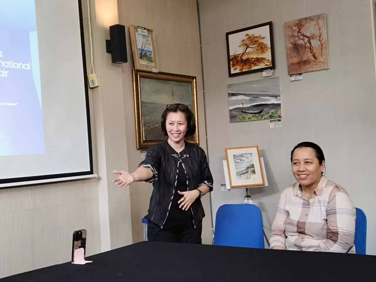 Ki ka  Novita Riatno dan Kurator JIAF 2025 Nadiyah Tunnikmah (Iatimewa )