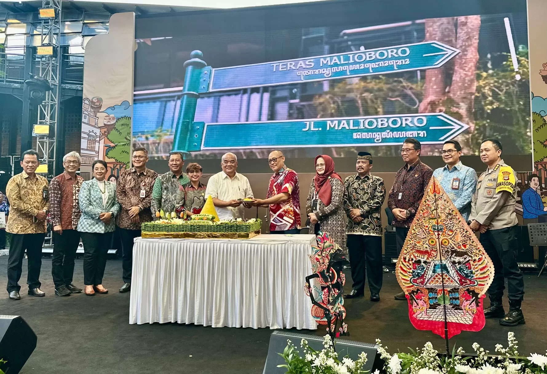 KGPAA Paku Alam X memberikan tumpeng pada wakil pedagang Teras Malioboro (Harminanto)