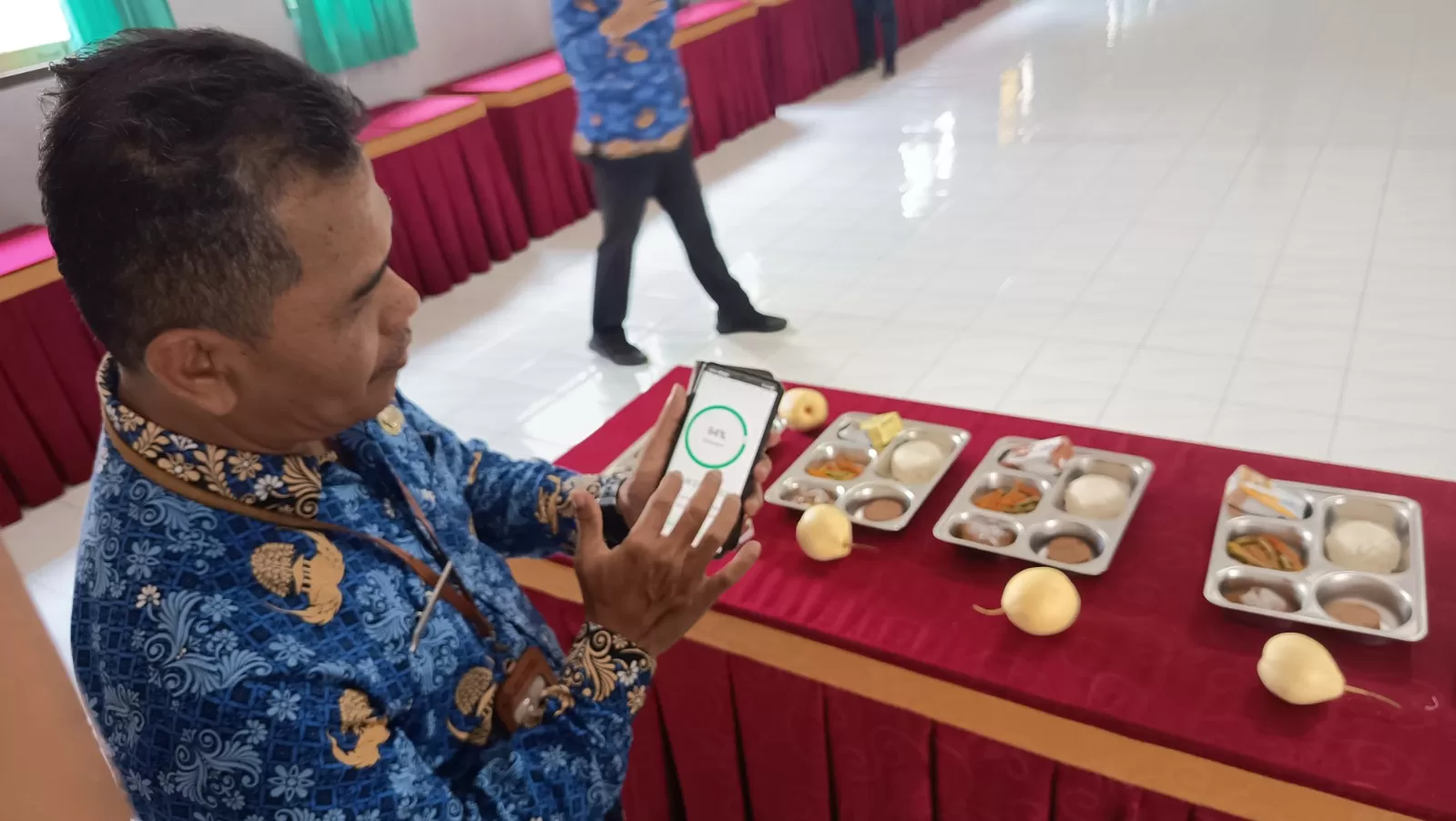 Taupik Mulyadi menunjukka  aplikasi safe eat MBG (foto;Abdul Alim