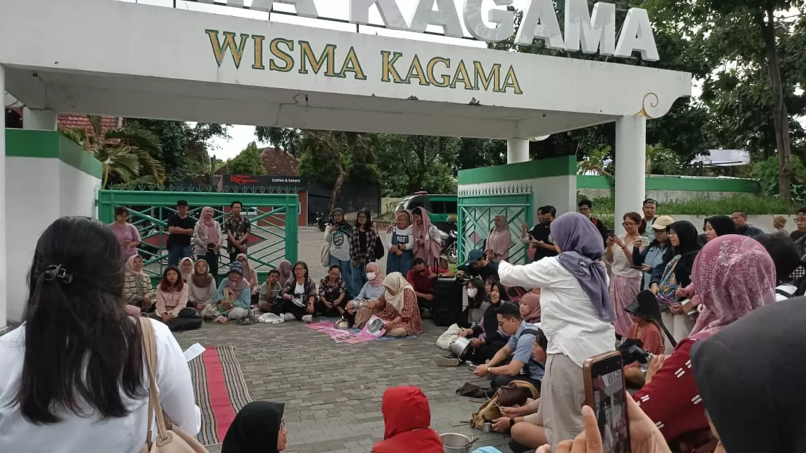 Potret ibu-ibu yang sedang melakukan aksi protes terhadap program MBG yang dianggap perlu dievaluasi total, di Wisma Kagama, Jumat (17/10/2025). (Agito) 