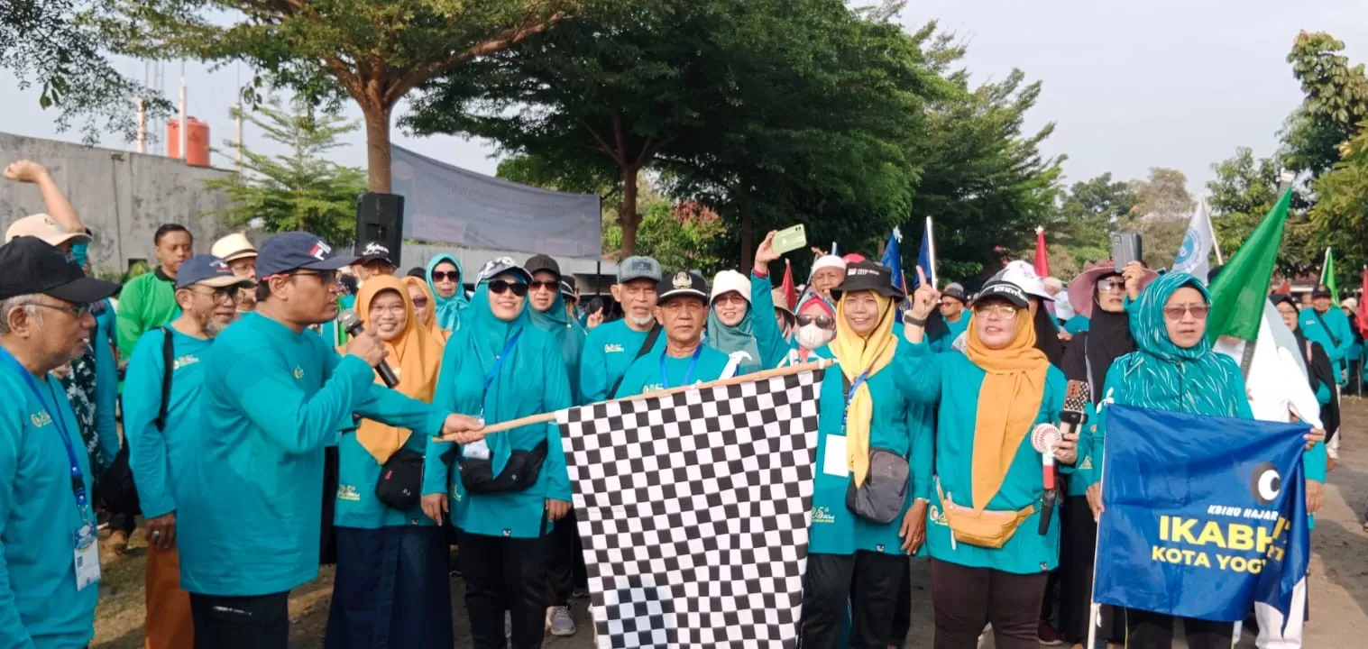 Kakanwil Kemenag DIY, Dr H Ahmad Bahiej SH MH mengibarkan bendera start. (Foto: Lutfi)