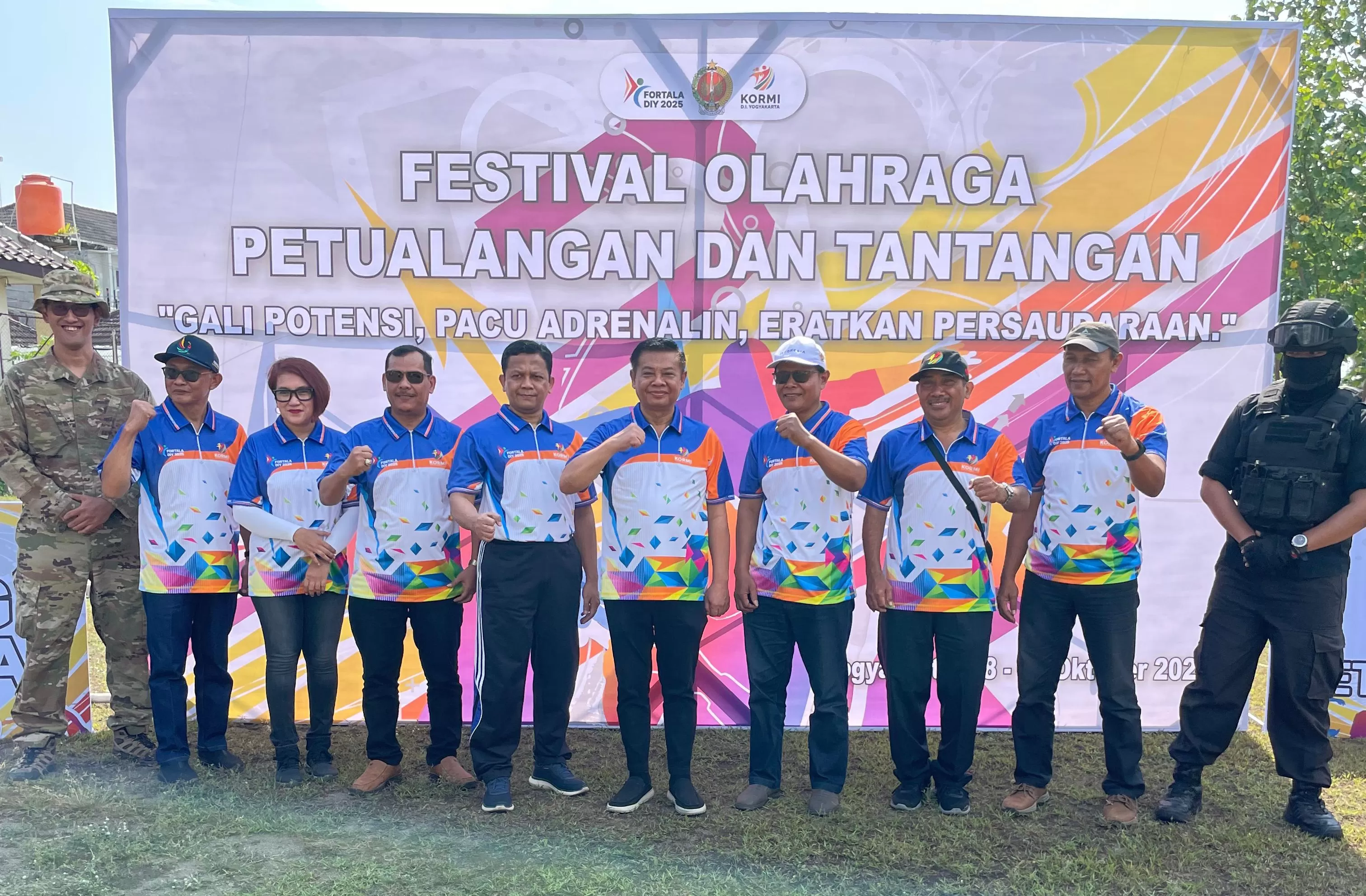 Ketua KORMI DIY, Drs R Kadarmanta Baskara Aji (tengah) berfoto bersama usai membuka Fortala I DIY 2025.  ( Istimewa)