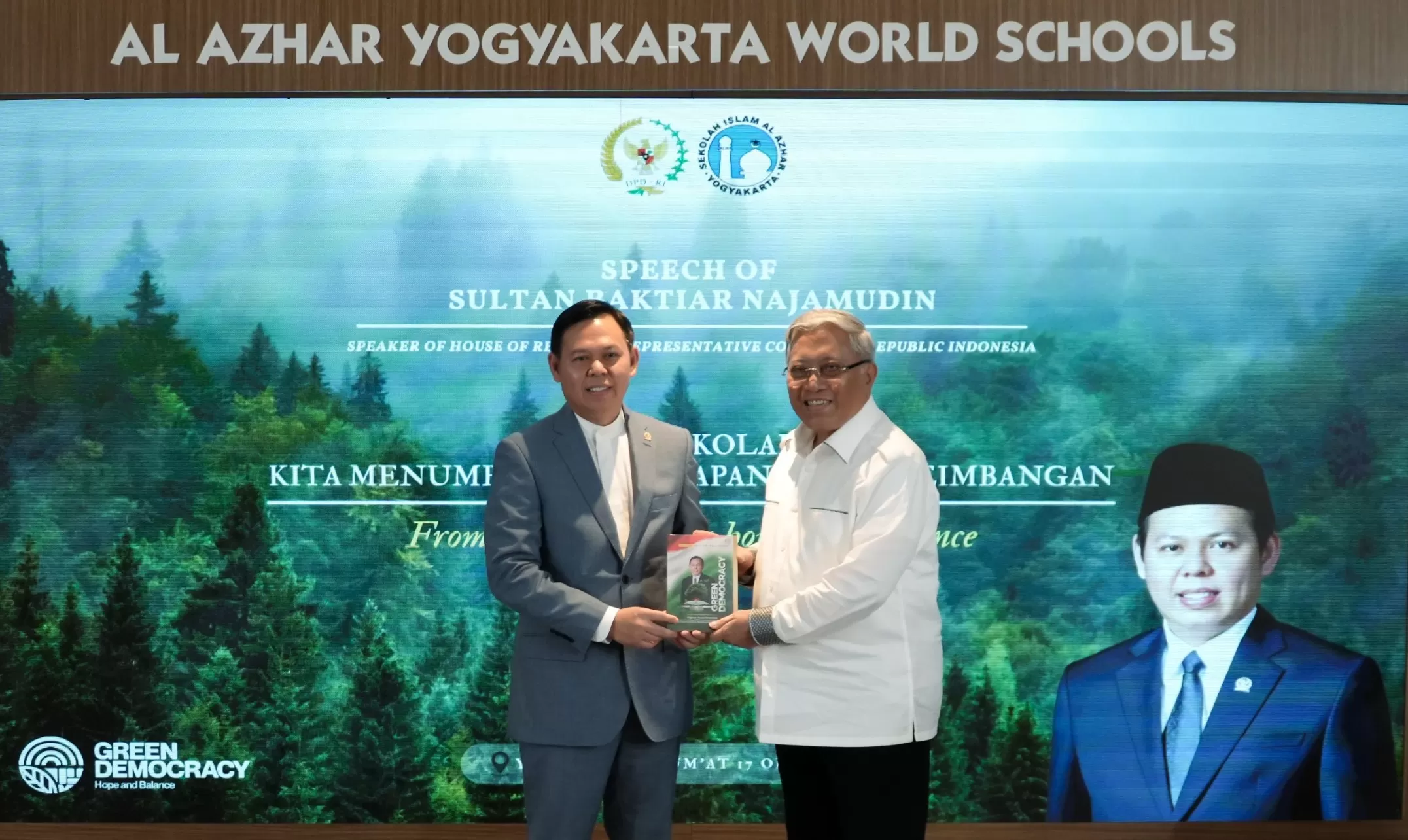 Ketua Dewan Perwakilan Daerah Republik Indonesia (DPD RI), Sultan B Najamudin SSos MSi menerima kenang-kenangan dari Ketua Yayasan Asram/BPPH AYWS Drs HA Hafidh Asrom MM. (Foto: Istimewa)