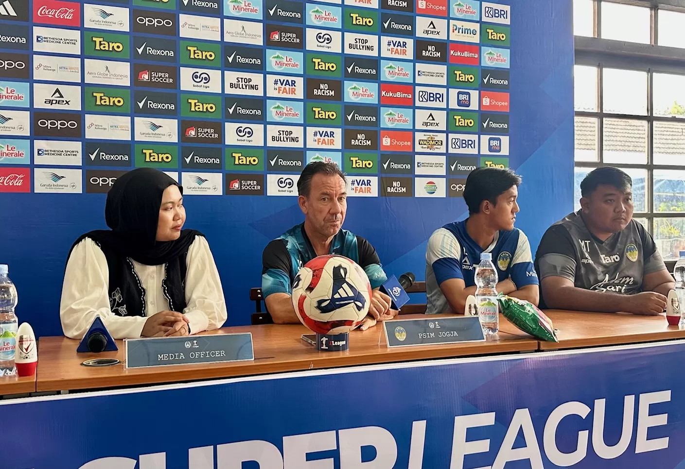 Van Gastel saat beri penjelasan pada media (Harminanto) 