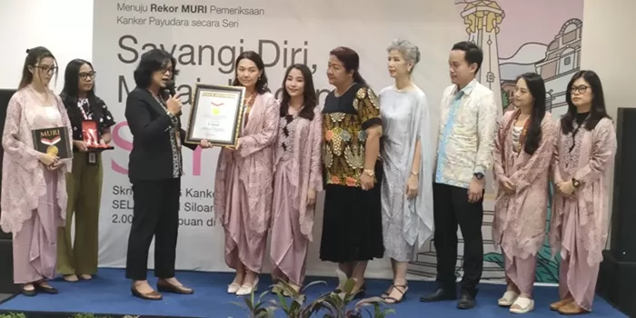 Penyerahan Rekor MURI kepada Siloam bertajuk Pemeriksaan USG Kanker Payudara kepada Perempuan Terbanyak Secara Seri.  