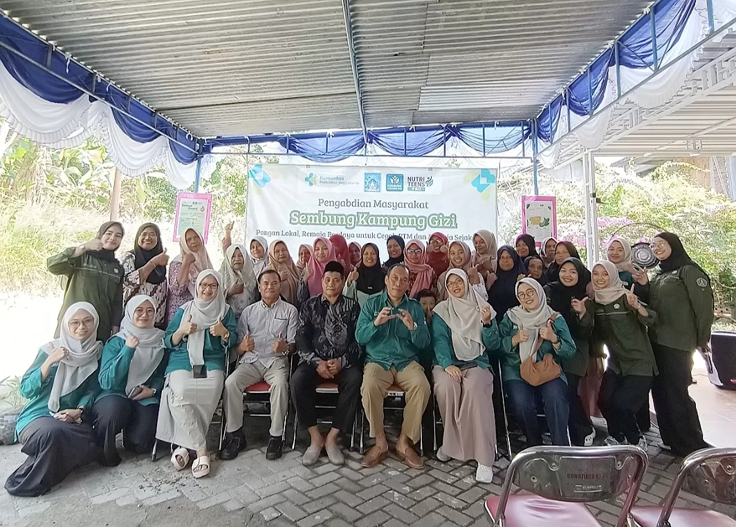 Tim pengabdian Jurusan Gizi Poltekkes Kemenkes Yogyakarta bersama masyarakat Sembung dalam kegiatan PKM. (Istimewa) 