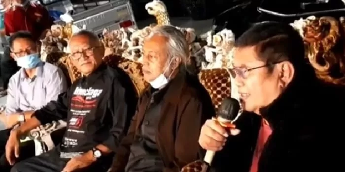 (paling kanan) Ki Anom Suroto bersama (no 2 dari kiri ) H Puspo Wardoyo pengusaha kuliner Wong Solo Group. (dok pribadi)