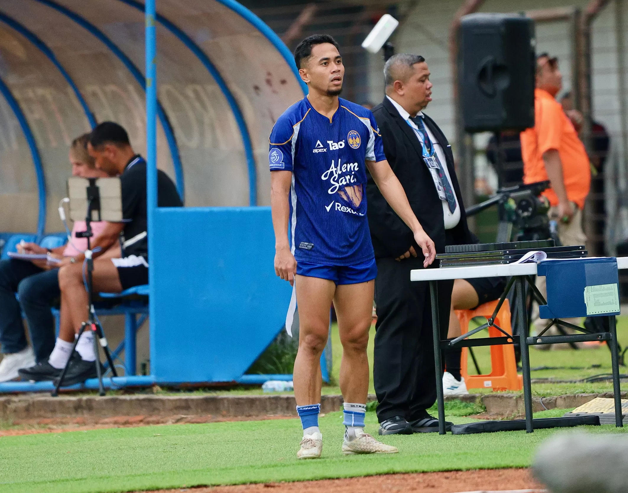Kapten PSIM Reva Adi dengan jersey yang sobek (Foto Istimewa) 