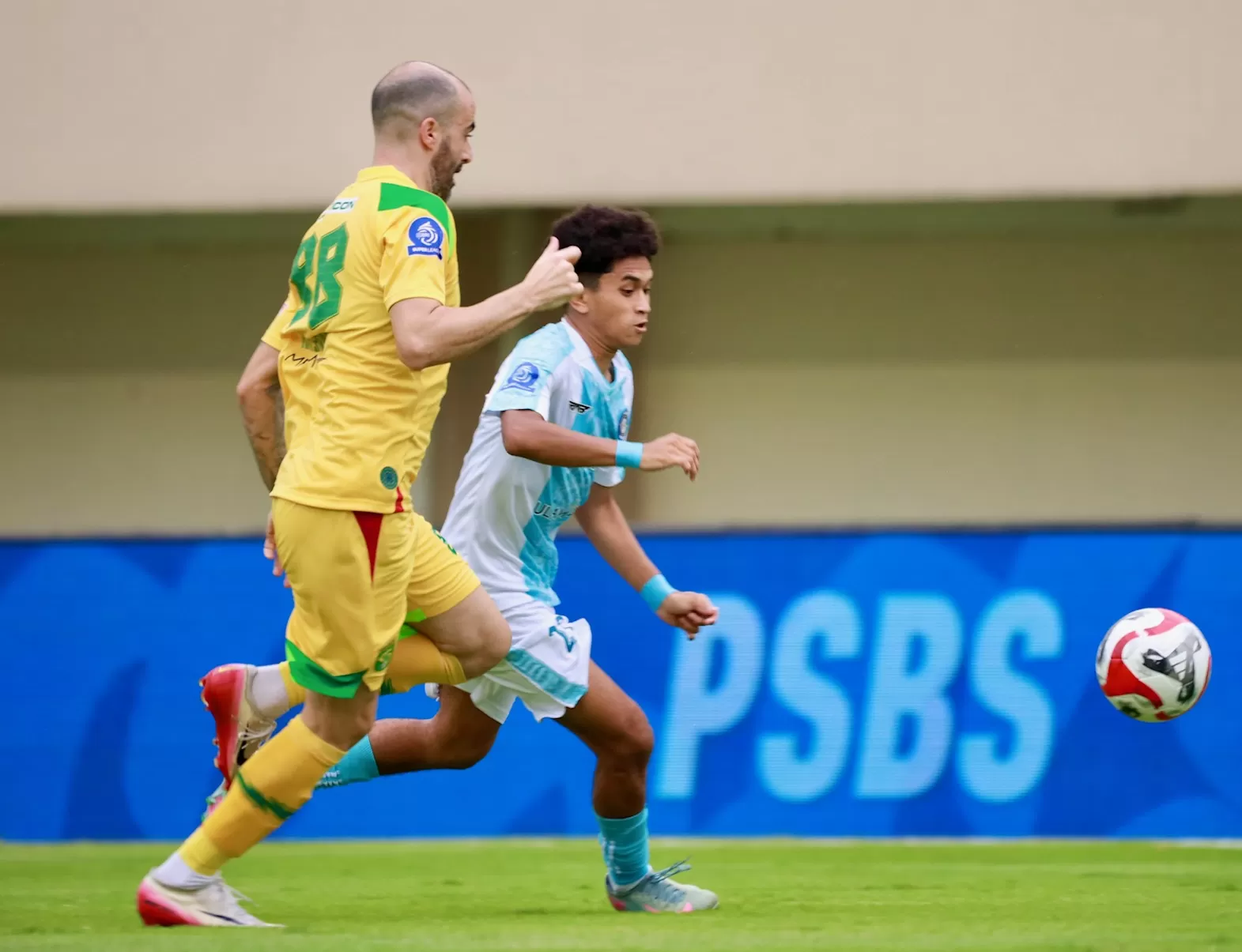 Pemain PSBS berusaha melewati bek Persebaya (Ist)