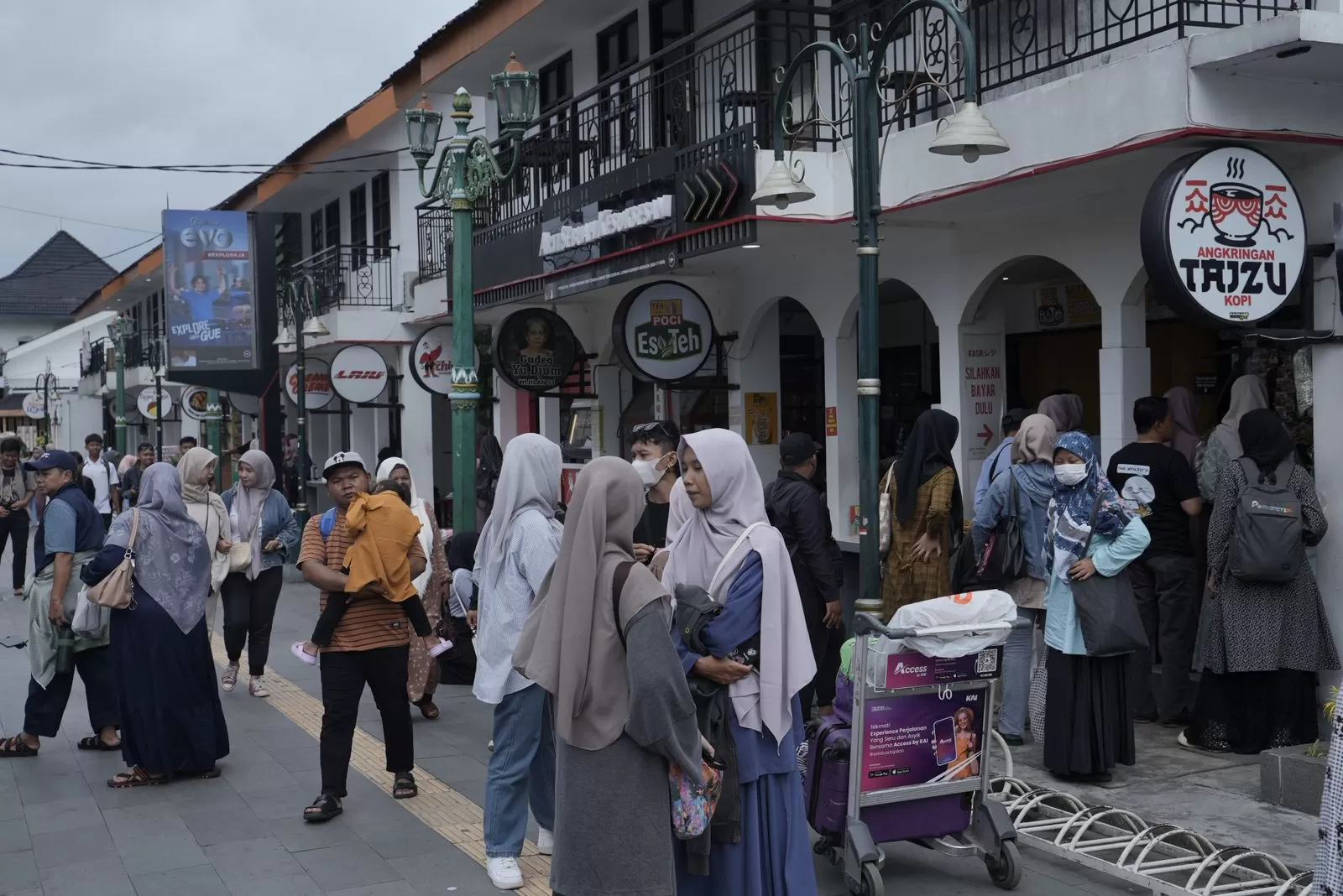 Suasana pedestrian Stasiun Yogyakarta ramai wisatawan (Ist)