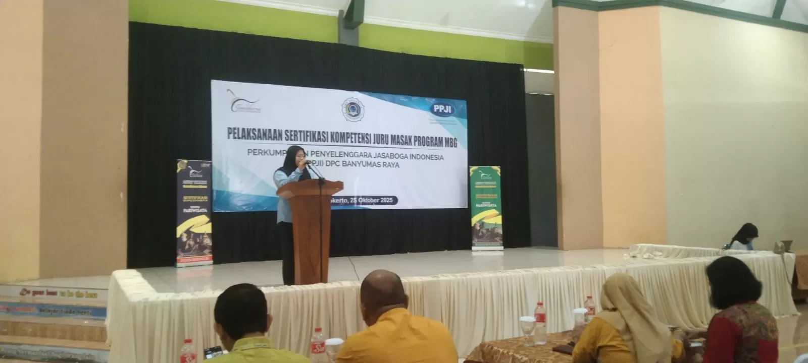 Ketua Panitia Pelaksana, sertifikasi kompetensi juru masak, Yudhi Praharini saat membuka kegiatan.( (Foto: Driyanto))