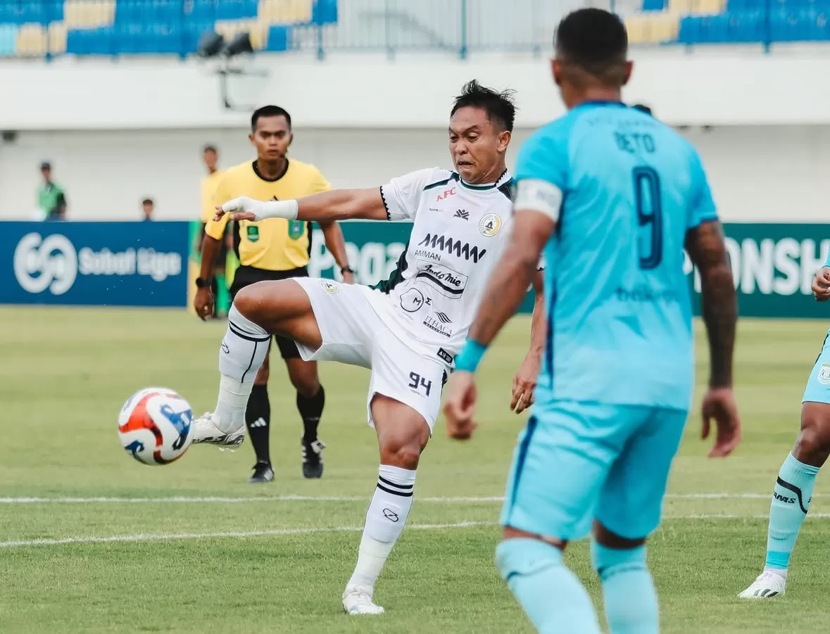 Upaya pemain PSS Sleman menembus pertahanan Persela Lamongan (Foto IG PSS Sleman)