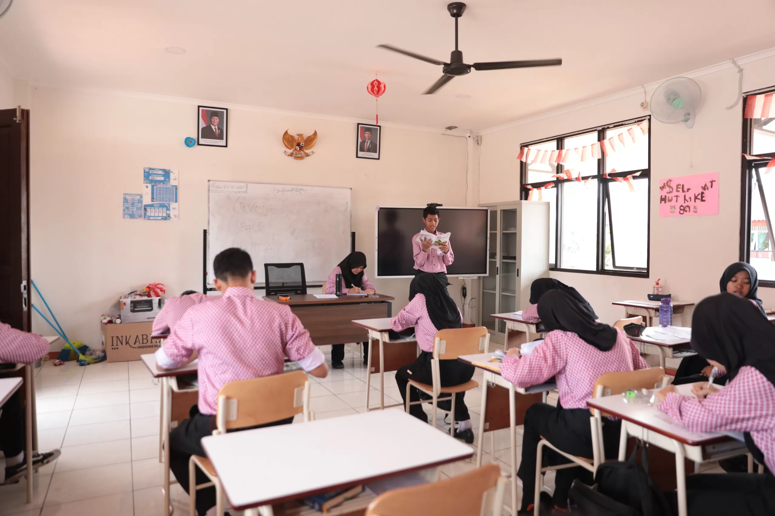 Proses belajar mengajar di salah satu  sekolah rakyat (Foto Badan Komunikasi Pemerintah)