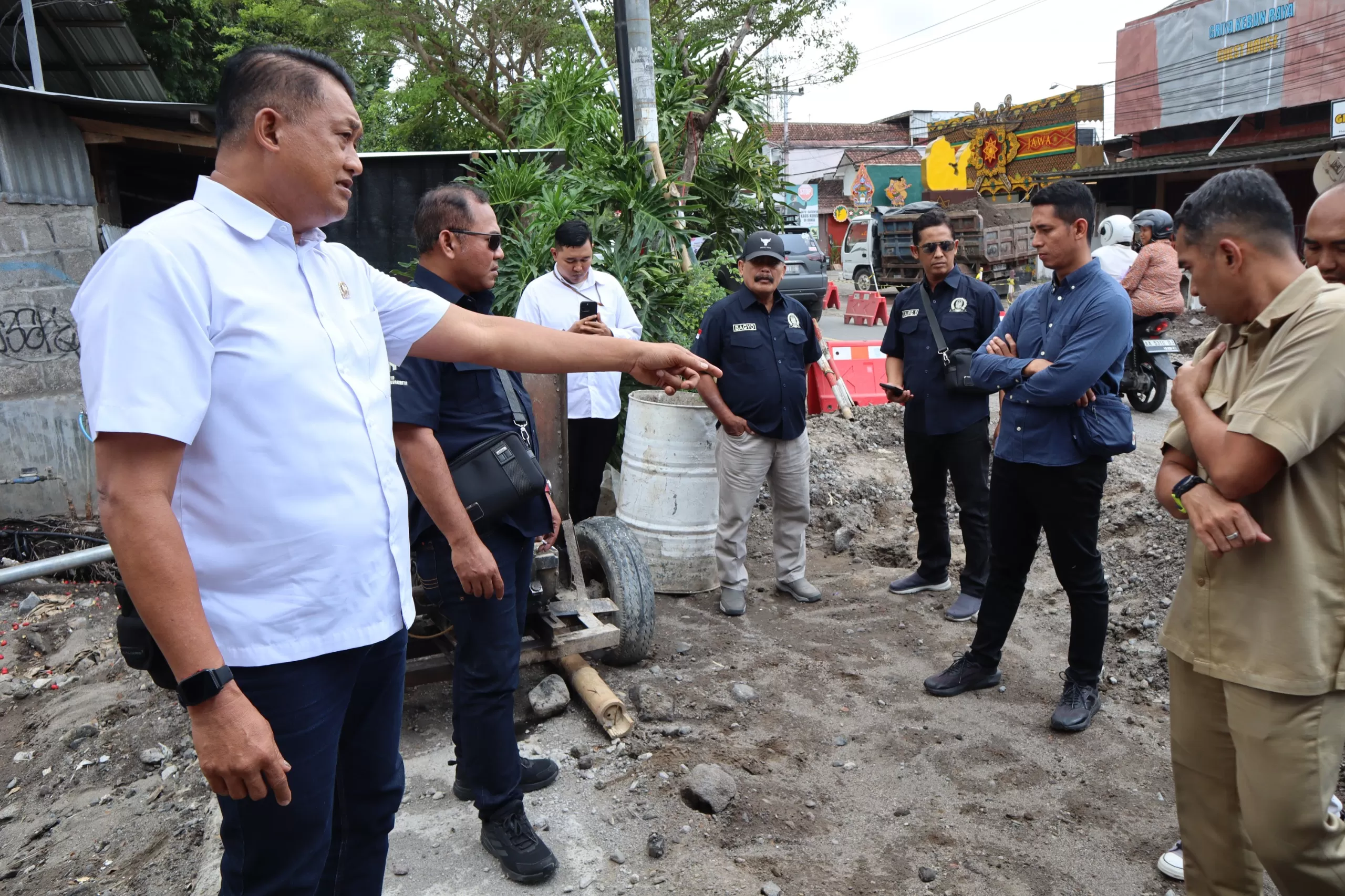 Jajaran Komisi C DPRD Kota Yogya ketika meninjau pekerjaan saluran air hujan di Jalan Kebun Raya Rejowinangun. KR-Ardhi Wahdan