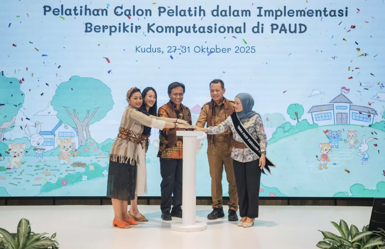 Pembukaan Pelatihan Calon Pelatih dalam Implementasi Berpikir Komputasional PAUD di Kudus pada Senin (27/10) di Wisma Fjarum Ploso, ditandai penekan tombol sirine. -(Foto: Ist)-