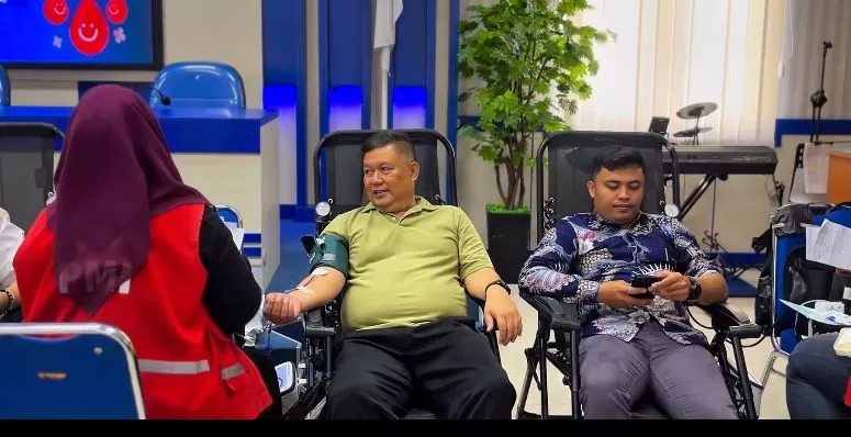 KR-Istimewa Edy (tengah) mengikuti donor darah dalam rangka Hari Bhakti ke-33 PDAM Tirta Sembada.