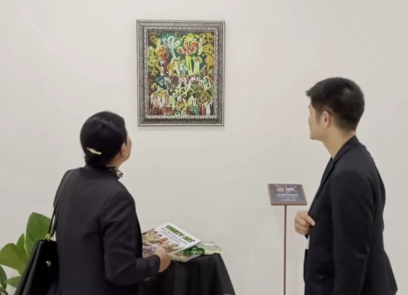 Pengunjung pameran mengamati lukisan Go Green Taruparwa besutan maestro Sam Sianata (Liem Sian An)