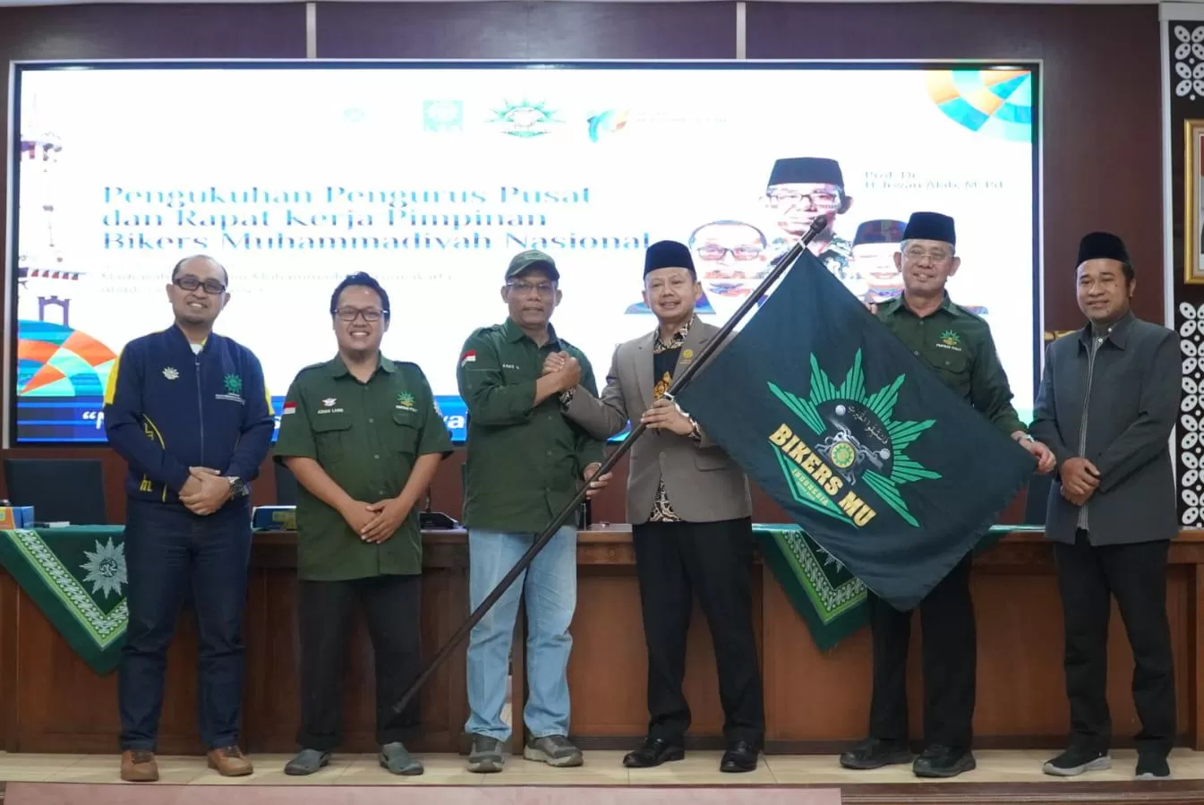 KR-Istimewa Penyerahan pataka dari ketua LDK PP Muhammadiyah kepada Ketua BikersMu.